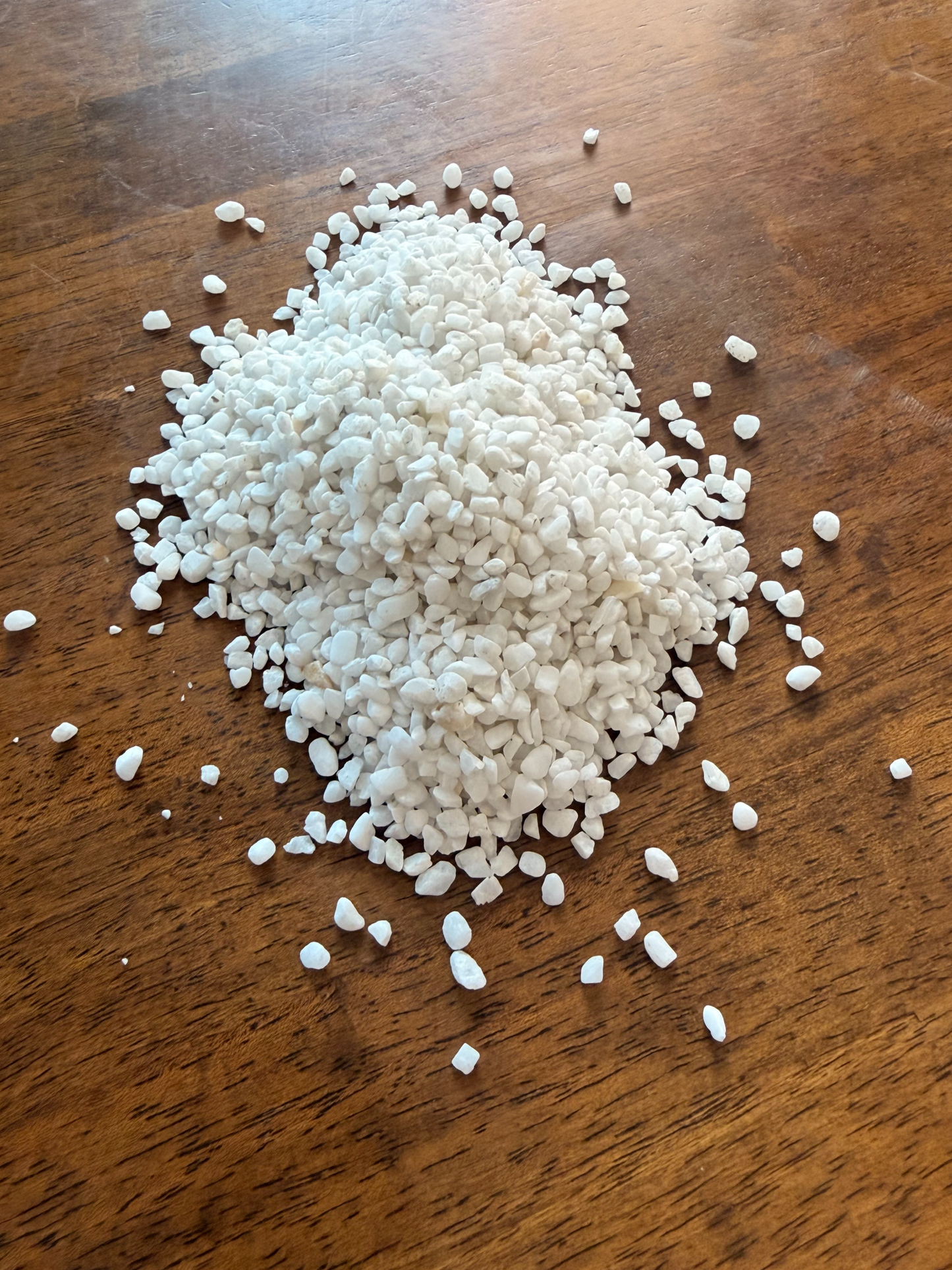 Decorative drainage pebbles in snow white, ideal for terrariums, aquascaping, and indoor plant arrangements