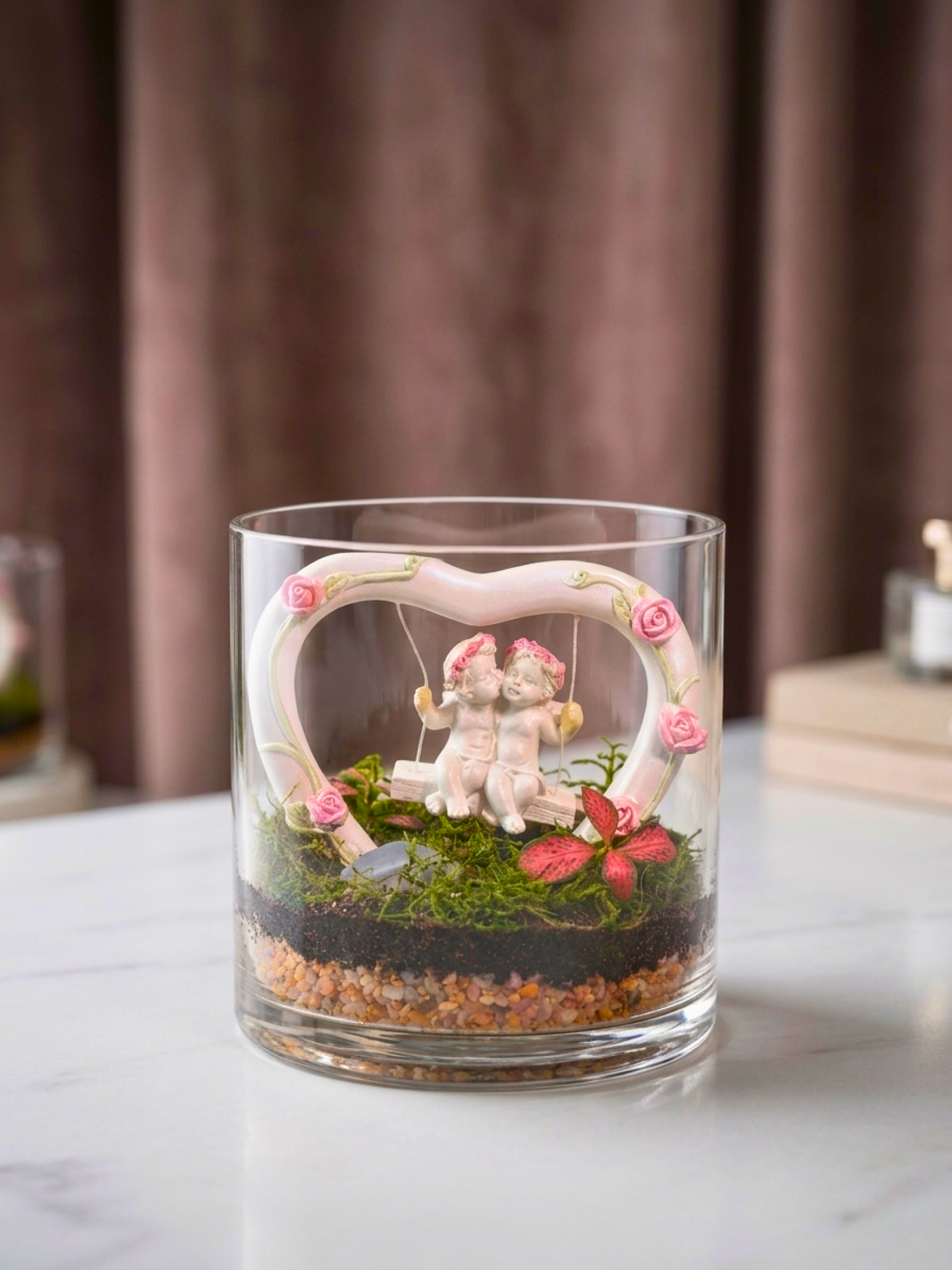 Detailed view of white decorative pebbles and vibrant Fittonia Red in Love Nest Mini Cylinder Terrarium – handcrafted romantic décor Dubai