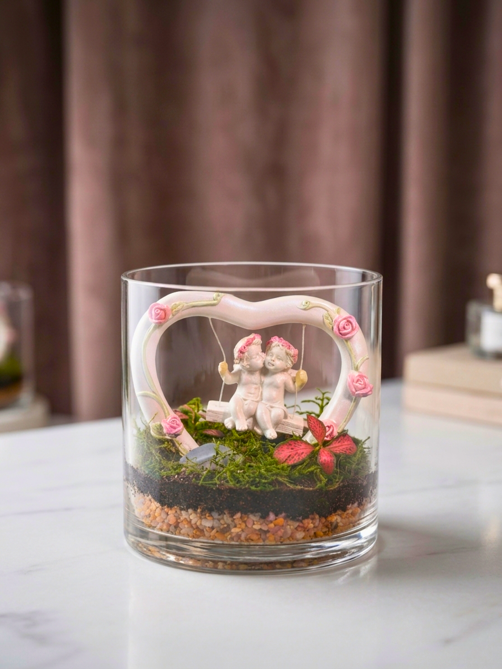 Detailed view of white decorative pebbles and vibrant Fittonia Red in Love Nest Mini Cylinder Terrarium – handcrafted romantic décor Dubai